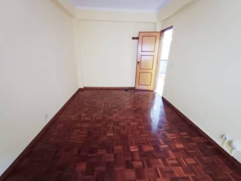 T2 na Agualva com cozinha semi equipada e marquise