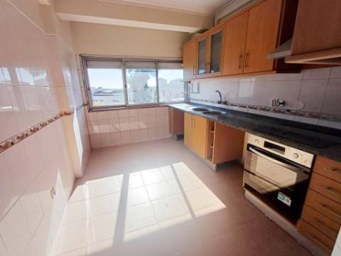 T2 com varanda no Pendão, Queluz