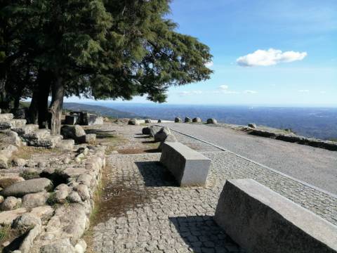 Terreno com uma área total de 9,688 Ha, paisagem deslumbrante (Miradouro Fonte Santa) e com viabilidade de construção de complexo Turístico 5*