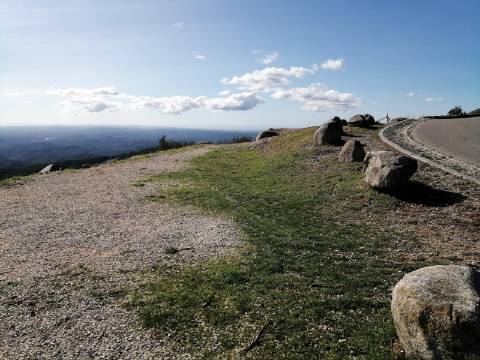 Terreno com uma área total de 9,688 Ha, paisagem deslumbrante (Miradouro Fonte Santa) e com viabilidade de construção de complexo Turístico 5*