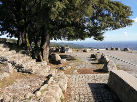 Terreno com uma área total de 9,688 Ha, paisagem deslumbrante (Miradouro Fonte Santa) e com viabilidade de construção de complexo Turístico 5*