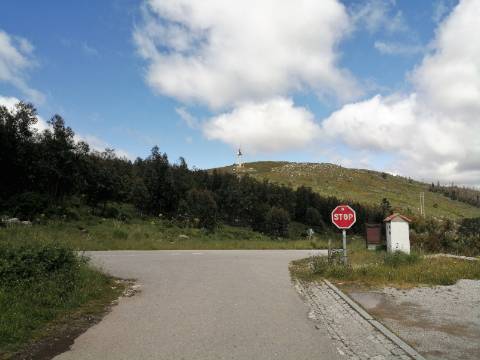 Terreno com uma área total de 9,688 Ha, paisagem deslumbrante (Miradouro Fonte Santa) e com viabilidade de construção de complexo Turístico 5*