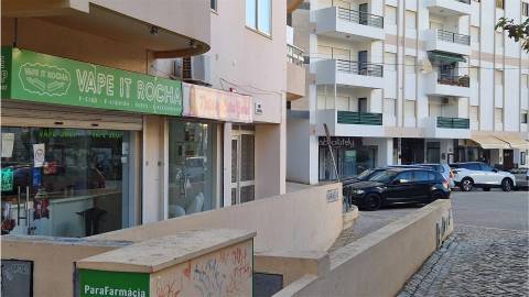 Lojas na praia da rocha a 2 minutos a pé da praia