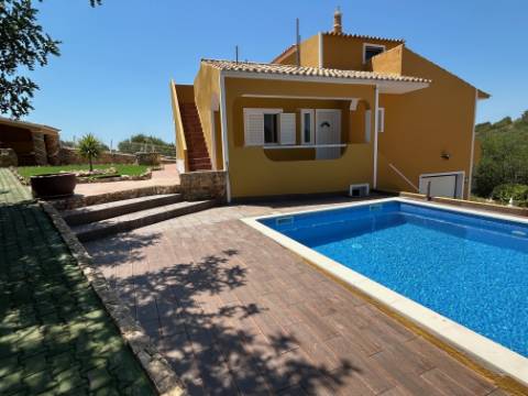 Casa / Moradia V6 com 6 quartos com piscina Isolada em zona Rural a 5 minutos de Silves