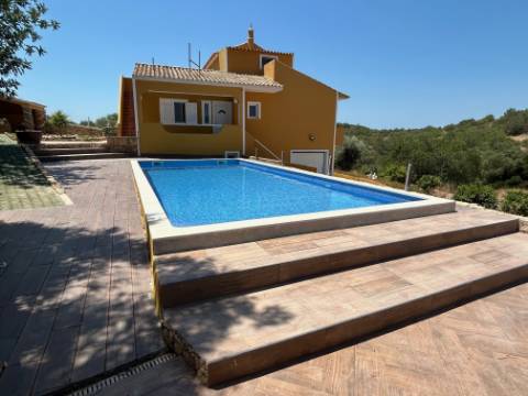 Casa / Moradia V6 com 6 quartos com piscina Isolada em zona Rural a 5 minutos de Silves