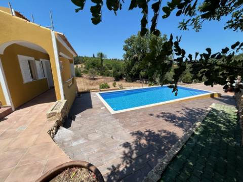 Casa / Moradia V6 com 6 quartos com piscina Isolada em zona Rural a 5 minutos de Silves