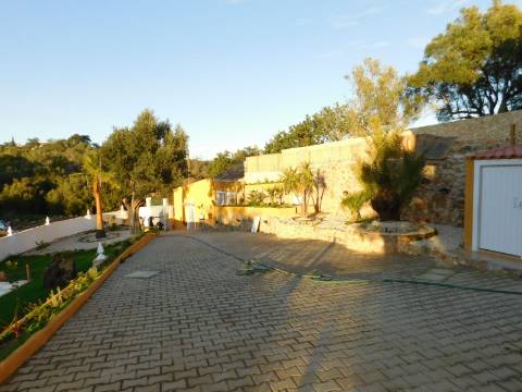 Casa / Moradia V6 com 6 quartos com piscina Isolada em zona Rural a 5 minutos de Silves