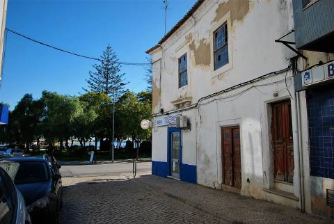 Prédio (316 m2), 2 pisos e com quintal, para reabilitar, frente Parque e Rio Arade. Investimento