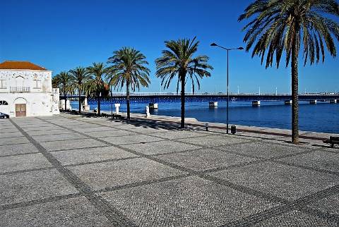 Prédio (316 m2), 2 pisos e com quintal, para reabilitar, frente Parque e Rio Arade. Investimento