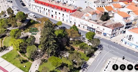 Prédio (316 m2), 2 pisos e com quintal, para reabilitar, frente Parque e Rio Arade. Investimento