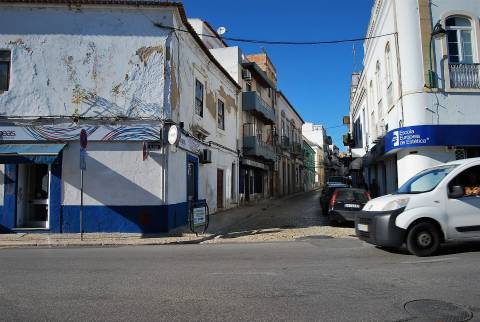 Prédio (316 m2), 2 pisos e com quintal, para reabilitar, frente Parque e Rio Arade. Investimento