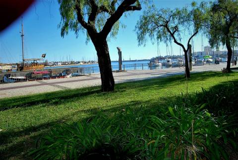 Prédio (316 m2), 2 pisos e com quintal, para reabilitar, frente Parque e Rio Arade. Investimento