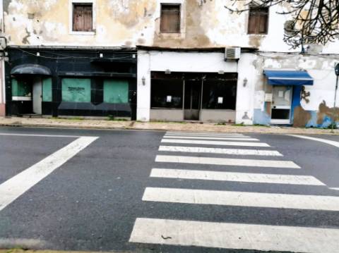 Prédio (316 m2), 2 pisos e com quintal, para reabilitar, frente Parque e Rio Arade. Investimento