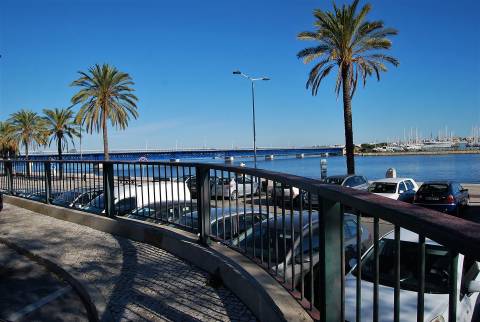 Prédio (316 m2), 2 pisos e com quintal, para reabilitar, frente Parque e Rio Arade. Investimento