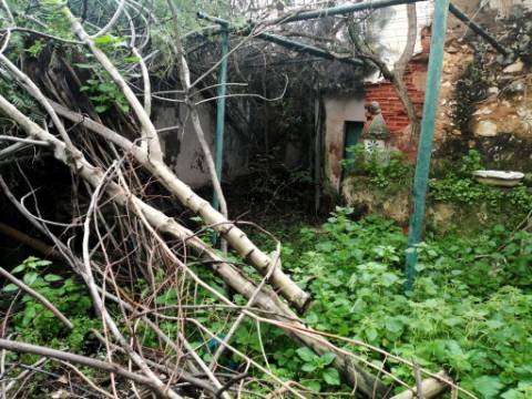 Prédio (316 m2), 2 pisos e com quintal, para reabilitar, frente Parque e Rio Arade. Investimento