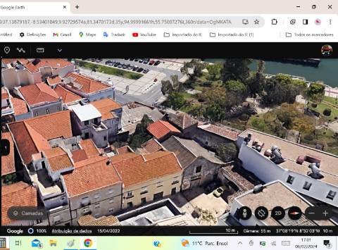 Prédio (316 m2), 2 pisos e com quintal, para reabilitar, frente Parque e Rio Arade. Investimento