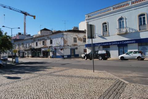 Prédio (316 m2), 2 pisos e com quintal, para reabilitar, frente Parque e Rio Arade. Investimento