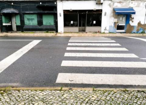 Prédio (316 m2), 2 pisos e com quintal, para reabilitar, frente Parque e Rio Arade. Investimento