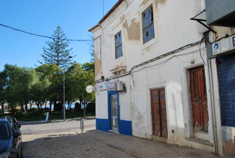 Prédio (316 m2), 2 pisos e com quintal, para reabilitar, frente Parque e Rio Arade. Investimento