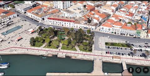 Prédio (316 m2), 2 pisos e com quintal, para reabilitar, frente Parque e Rio Arade. Investimento