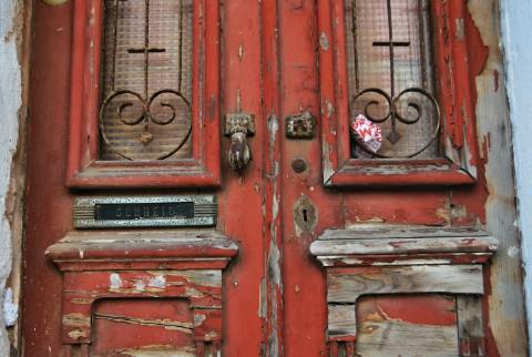 Prédio (316 m2), 2 pisos e com quintal, para reabilitar, frente Parque e Rio Arade. Investimento