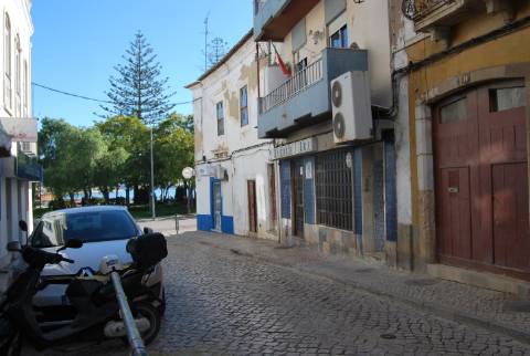 Prédio (316 m2), 2 pisos e com quintal, para reabilitar, frente Parque e Rio Arade. Investimento