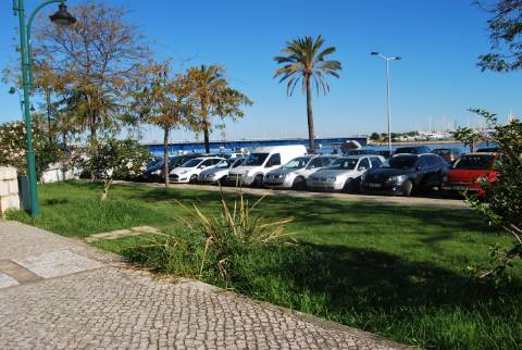 Prédio (316 m2), 2 pisos e com quintal, para reabilitar, frente Parque e Rio Arade. Investimento