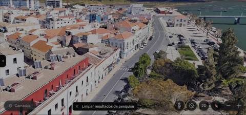 Prédio (316 m2), 2 pisos e com quintal, para reabilitar, frente Parque e Rio Arade. Investimento