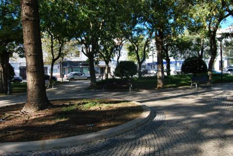 Prédio (316 m2), 2 pisos e com quintal, para reabilitar, frente Parque e Rio Arade. Investimento