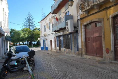 Prédio (316 m2), 2 pisos e com quintal, para reabilitar, frente Parque e Rio Arade. Investimento