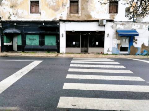 Prédio (316 m2), 2 pisos e com quintal, para reabilitar, frente Parque e Rio Arade. Investimento