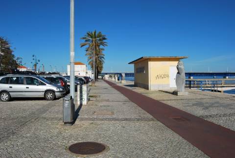 Prédio (316 m2), 2 pisos e com quintal, para reabilitar, frente Parque e Rio Arade. Investimento