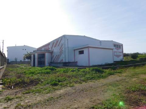 ARMAZÉNS 2 +1 PARA VENDA EM Armação de Pêra