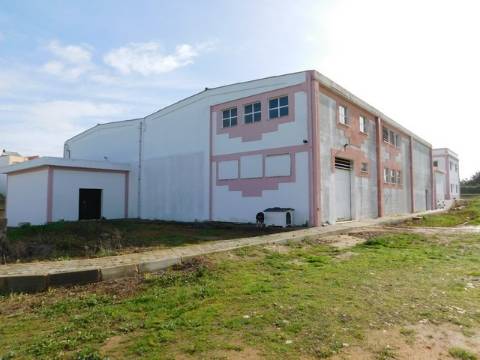 ARMAZÉNS 2 +1 PARA VENDA EM Armação de Pêra