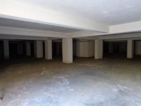 Garagens Praia da Rocha a 200 metros da praia , garagens box, arrecadações e lugar de garagem.