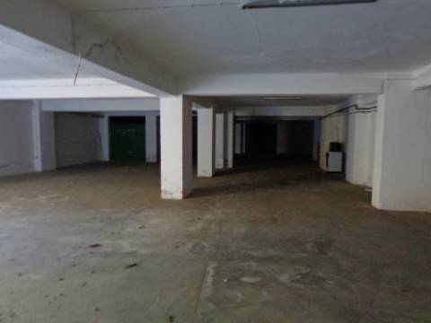 Garagens Praia da Rocha a 200 metros da praia , garagens box, arrecadações e lugar de garagem.