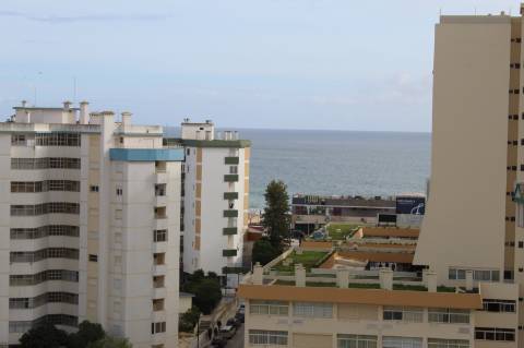 Garagens Praia da Rocha a 200 metros da praia , garagens box, arrecadações e lugar de garagem.