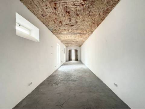 Moradia geminada T7 totalmente remodelada perto da zona Ribeirinha