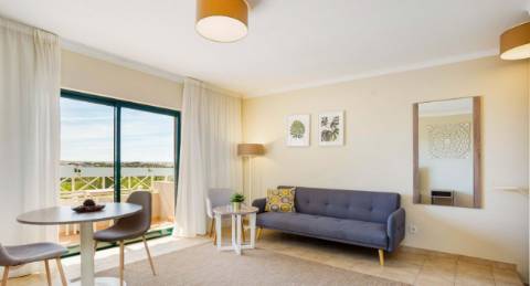 Apartamento T0 TURISTICO, com grande terraço, localizado junto ao campo de Golfe do Gramacho e a 4 quilómetros de Ferragudo.
