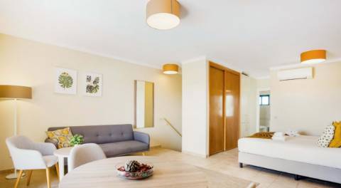 Apartamento T0 TURISTICO, com grande terraço, localizado junto ao campo de Golfe do Gramacho e a 4 quilómetros de Ferragudo.
