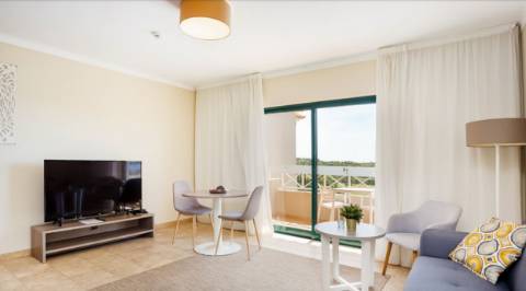Apartamento T0 TURISTICO, com grande terraço, localizado junto ao campo de Golfe do Gramacho e a 4 quilómetros de Ferragudo.
