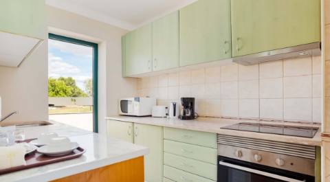 Apartamento T0 TURISTICO, com grande terraço, localizado junto ao campo de Golfe do Gramacho e a 4 quilómetros de Ferragudo.
