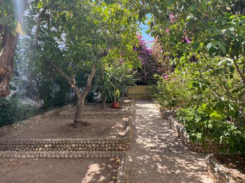 Moradia geminada T4 completamente remodelada com jardim e garagem no centro da cidade de Portimão e perto da zona Ribeirinha