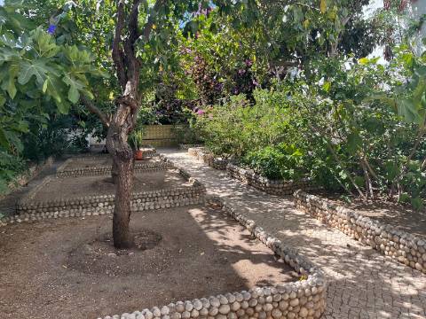 Moradia geminada T4 completamente remodelada com jardim e garagem no centro da cidade de Portimão e perto da zona Ribeirinha