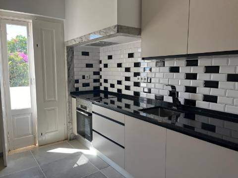 Moradia geminada T4 completamente remodelada com jardim e garagem no centro da cidade de Portimão e perto da zona Ribeirinha