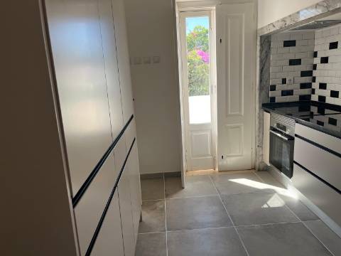 Moradia geminada T4 completamente remodelada com jardim e garagem no centro da cidade de Portimão e perto da zona Ribeirinha