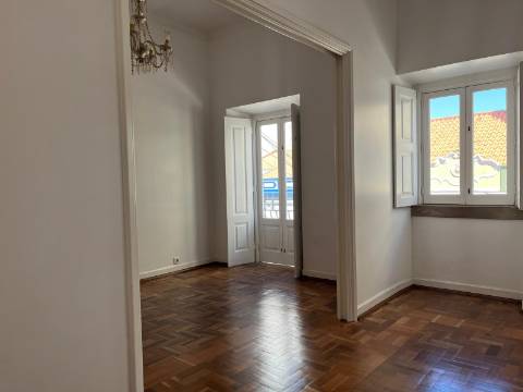 Moradia geminada T4 completamente remodelada com jardim e garagem no centro da cidade de Portimão e perto da zona Ribeirinha