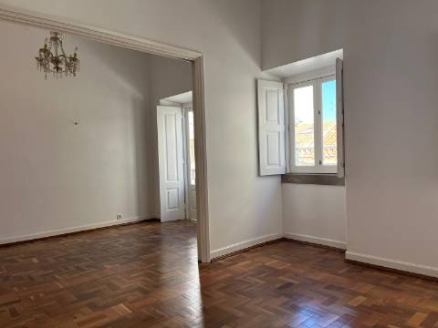 Moradia geminada T4 completamente remodelada com jardim e garagem no centro da cidade de Portimão e perto da zona Ribeirinha