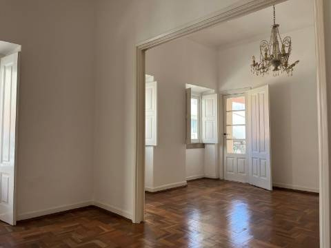 Moradia geminada T4 completamente remodelada com jardim e garagem no centro da cidade de Portimão e perto da zona Ribeirinha