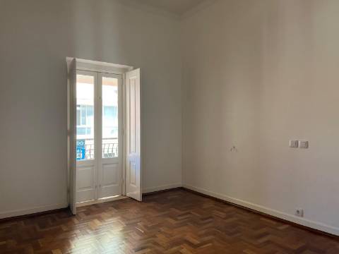 Moradia geminada T4 completamente remodelada com jardim e garagem no centro da cidade de Portimão e perto da zona Ribeirinha